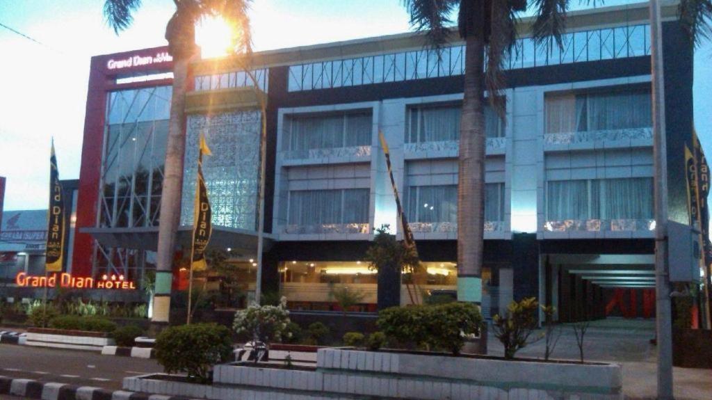 Grand Dian Hotel Slawi Тегал Екстериор снимка